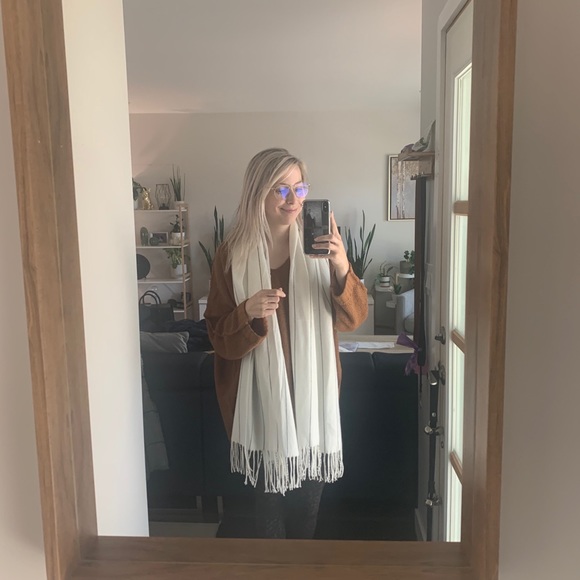 Gorgeous Brand New White Wool Scarf - Picture 3 of 7